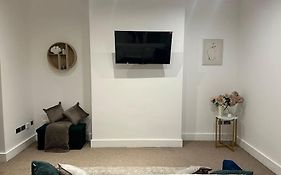 Tranquil Relaxing 2 Bed Apartment In Peterborough